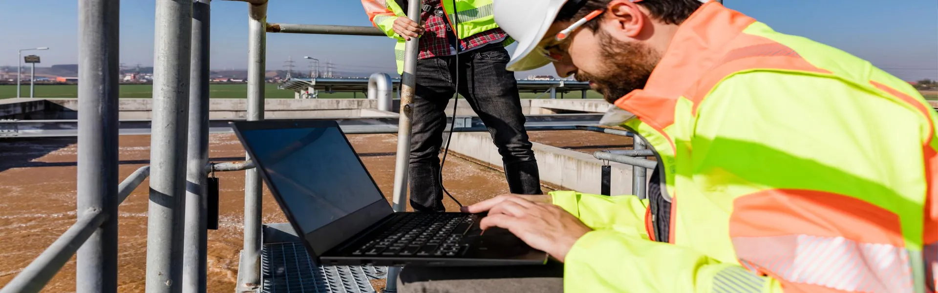 Mann am Laptop-pH-Wert