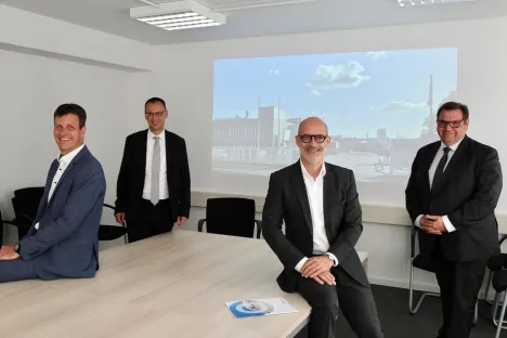 v.l.n.r.: Dr. Marius Hackel (Projektmanager Air Liquide), Eckart Preen (Geschäftsführer WFG Krefeld), Thomas Draheim (Leiter des Air Liquide-Werkes Krefeld-Gellep) und Oberbürgermeister Frank Meyer; Foto: Lothar Strücken