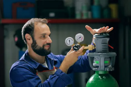 Mann an Gasflasche_Qlixbi